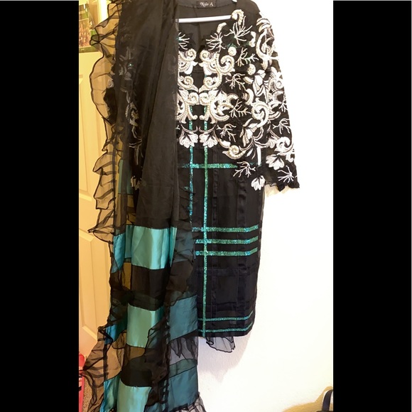 Pakistani Designer suit Mushq - Picture 2 of 6